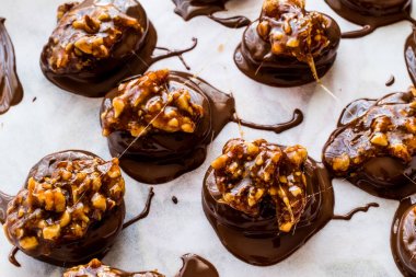 Ceviz, badem, fıstık veya croquant ile pralin çikolata