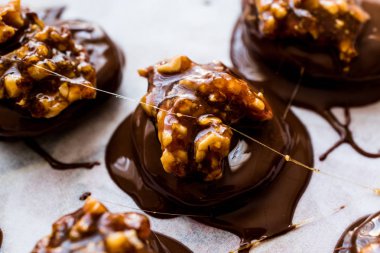 Ceviz, badem, fıstık veya croquant ile pralin çikolata