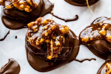 Ceviz, badem, fıstık veya croquant ile pralin çikolata