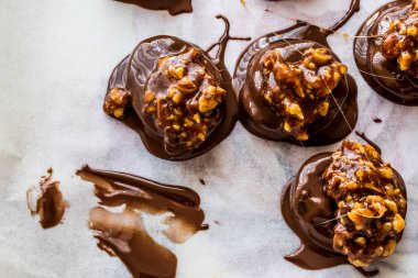 Ceviz, badem, fıstık veya croquant ile pralin çikolata