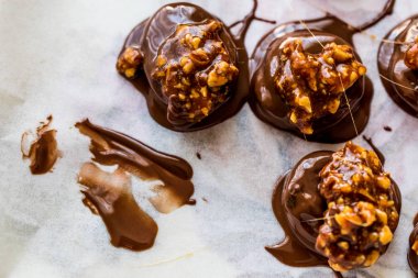 Ceviz, badem, fıstık veya croquant ile pralin çikolata