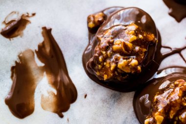 Ceviz, badem, fıstık veya croquant ile pralin çikolata