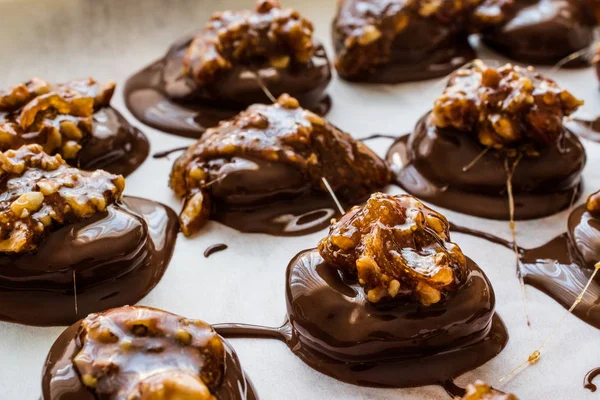 Praline Chocolate com noz, amêndoa, amendoim ou croquant — Fotografia de Stock