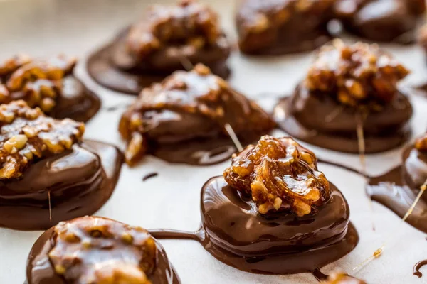 Ceviz, badem, fıstık veya croquant ile pralin çikolata