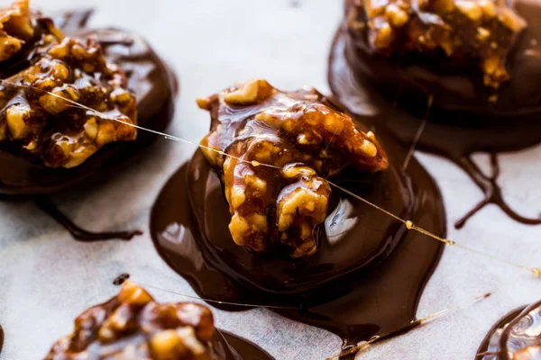 Ceviz, badem, fıstık veya croquant ile pralin çikolata