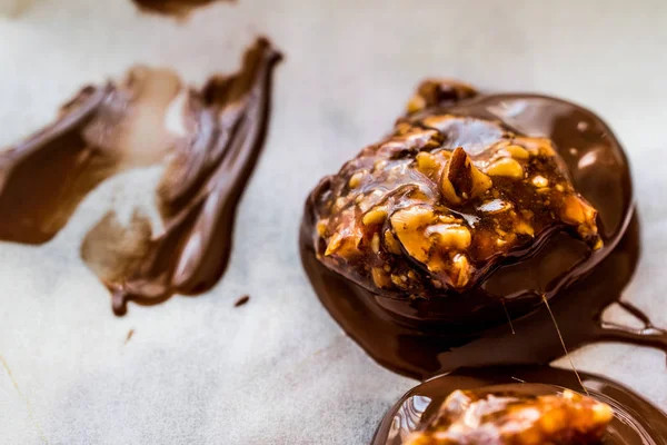 Praline Chocolate com noz, amêndoa, amendoim ou croquant — Fotografia de Stock