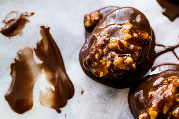 Ceviz, badem, fıstık veya croquant ile pralin çikolata