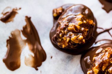 Ceviz, badem, fıstık veya croquant ile pralin çikolata
