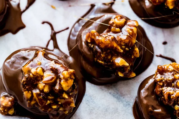Ceviz, badem, fıstık veya croquant ile pralin çikolata
