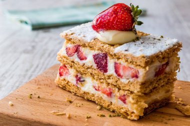 Çilek puf milföy çilek ile