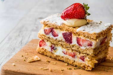 Çilek puf milföy çilek ile