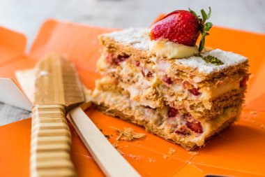 Çilek puf milföy çilek ile