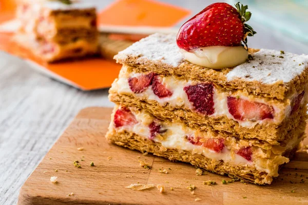 Strawberry puff mille-feuille with strawberry — Stock Photo, Image