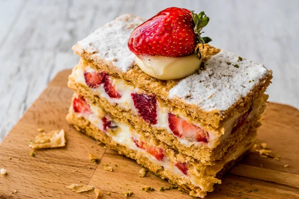 Strawberry puff mille-feuille with strawberry — Stock Photo, Image