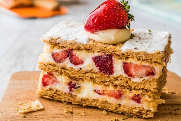 Çilek puf milföy çilek ile