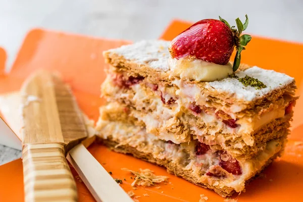 Çilek puf milföy çilek ile