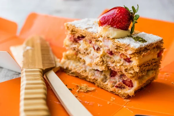 Çilek puf milföy çilek ile