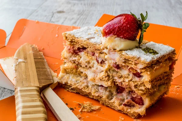 Φράουλα puff mille-feuille με φράουλα — Φωτογραφία Αρχείου