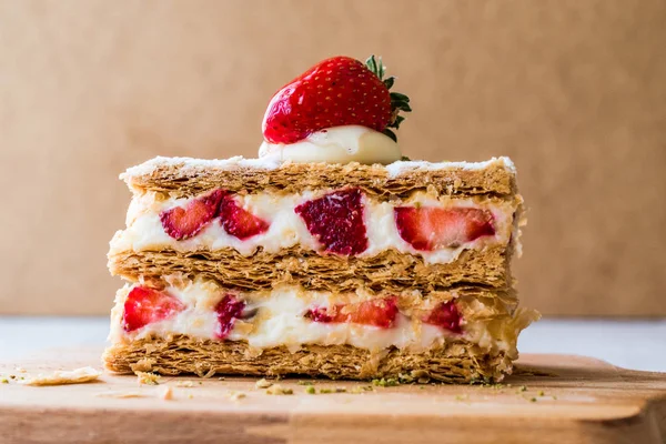 Puff de fresa mille-feuille con fresa —  Fotos de Stock