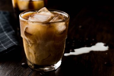 Sütü ve buz ile soğuk bira kahve. (buzlu kahve)