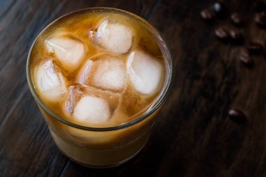 Sütü ve buz ile soğuk bira kahve. (buzlu kahve)