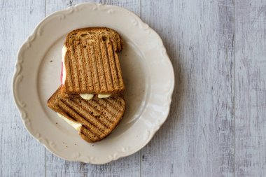 Eritilmiş peynir ve salam ile Türk ekmeği (tost) 