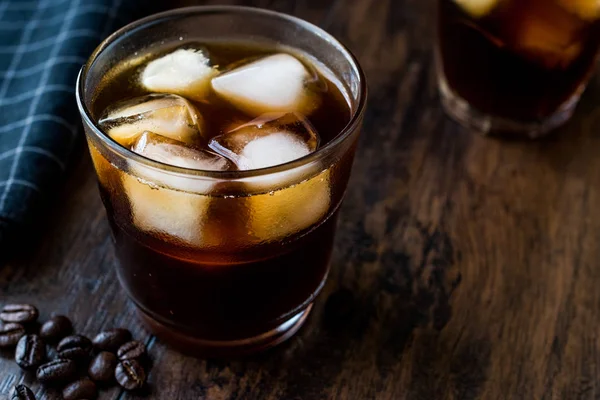 Soğuk buzlu kahve ya da buzlu kahve demlemek.