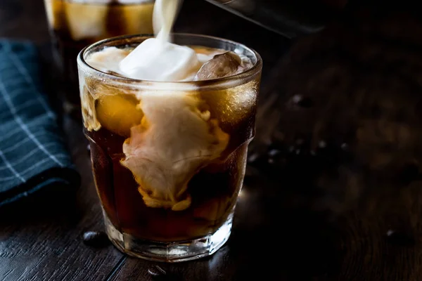 Milch zu Eiskaffee oder kaltem Gebräu gießen — Stockfoto