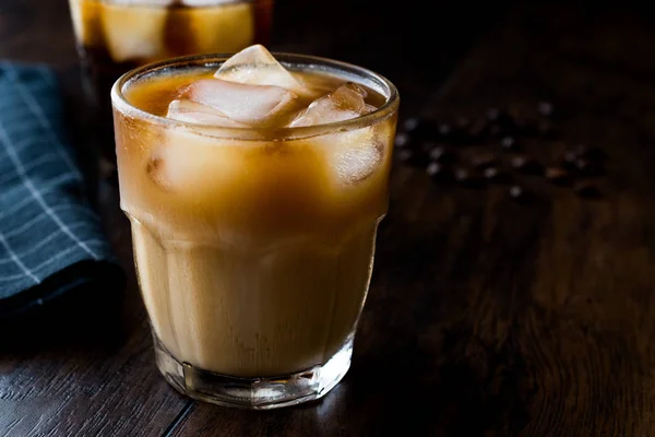Kalter Kaffee mit Milch und Eis aufbrühen. (Eiskaffee) — Stockfoto