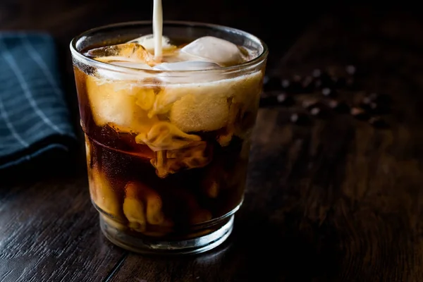 Milch zu Eiskaffee oder kaltem Gebräu gießen — Stockfoto