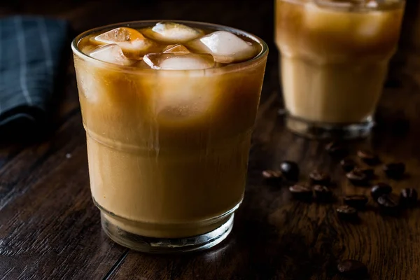 Café de cerveza fría con leche y hielo. (café helado ) —  Fotos de Stock