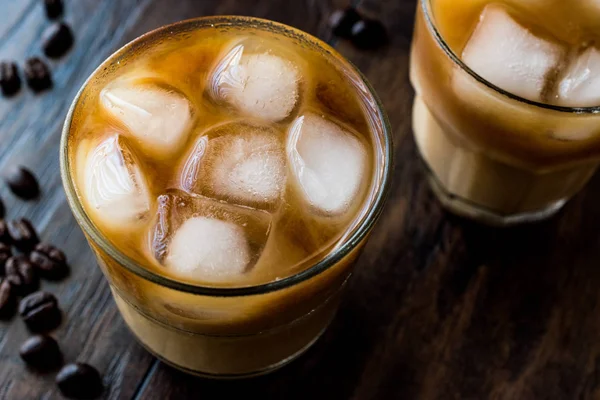 Kalter Kaffee mit Milch und Eis aufbrühen. (Eiskaffee) — Stockfoto