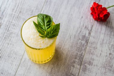 Farsça safran Milkshake fesleğen yaprakları ile.