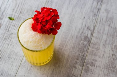 Farsça safran Milkshake kırmızı çiçekli