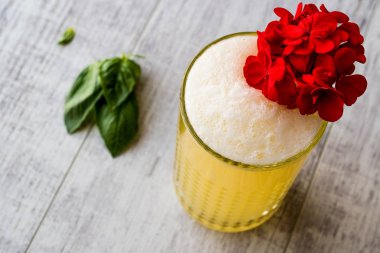 Farsça safran Milkshake kırmızı çiçekli