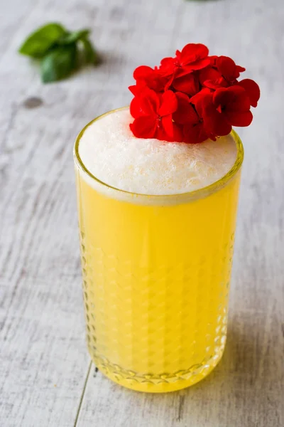 Перська-шафран молочний коктейль з червоними квітами — стокове фото