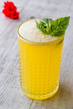 Farsça safran Milkshake fesleğen yaprakları ile.