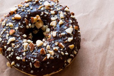 Doğranmış fındık parçaları ile çikolatalı çörek.