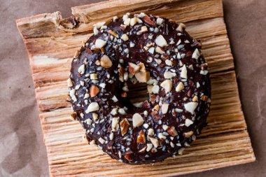 Doğranmış fındık parçaları ile çikolatalı çörek.