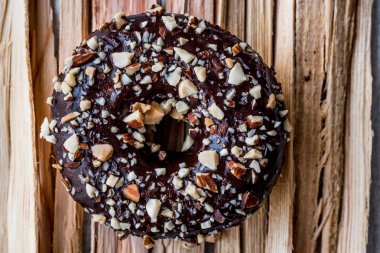 Doğranmış fındık parçaları ile çikolatalı çörek.