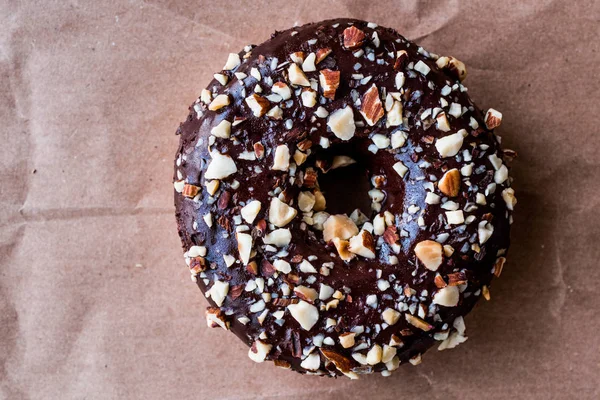 Donut de chocolate con trozos de avellana en cubitos . — Foto de Stock