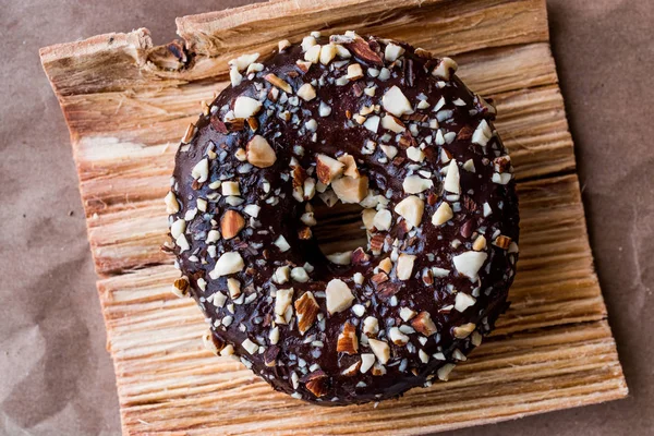 Doğranmış fındık parçaları ile çikolatalı çörek.