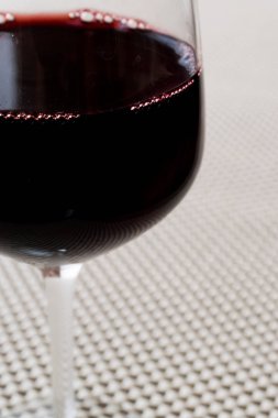 Bardakta kırmızı şarap..