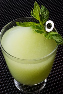 Çekirge nane yaprakları ile kokteyl.