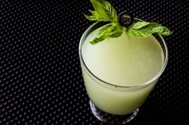 Çekirge nane yaprakları ile kokteyl.