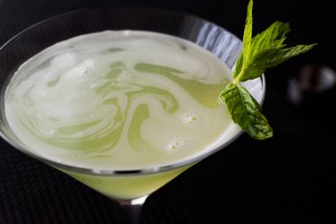 Çekirge nane yaprakları ile kokteyl.