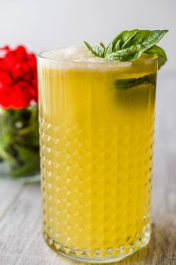 Farsça safran Milkshake fesleğen yaprakları ile.