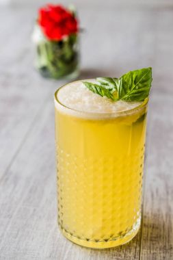 Farsça safran Milkshake fesleğen yaprakları ile.