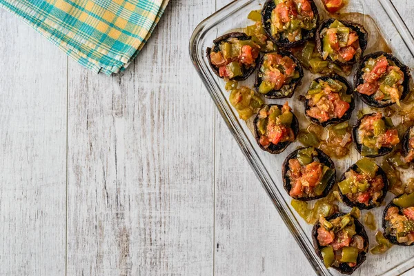 Bakade champinjoner fyllda med tomater och grön paprika. — Stockfoto