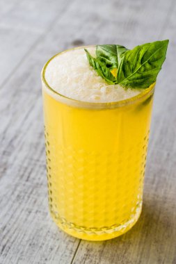 Farsça safran Milkshake fesleğen yaprakları ile.